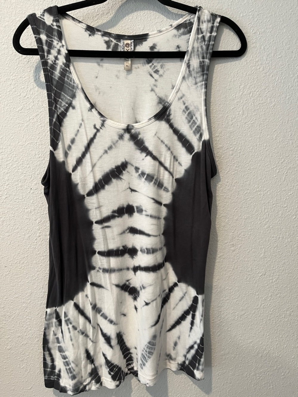 Tie-dyed XCVI Boho Black & White Tank Top
100% Rayon
Sz XL